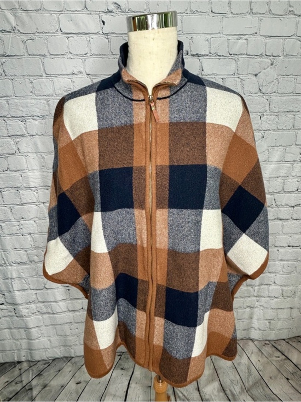 Tahari Women’s Large Plaid Poncho Cape Full Zip Brown Navy Cream Fall